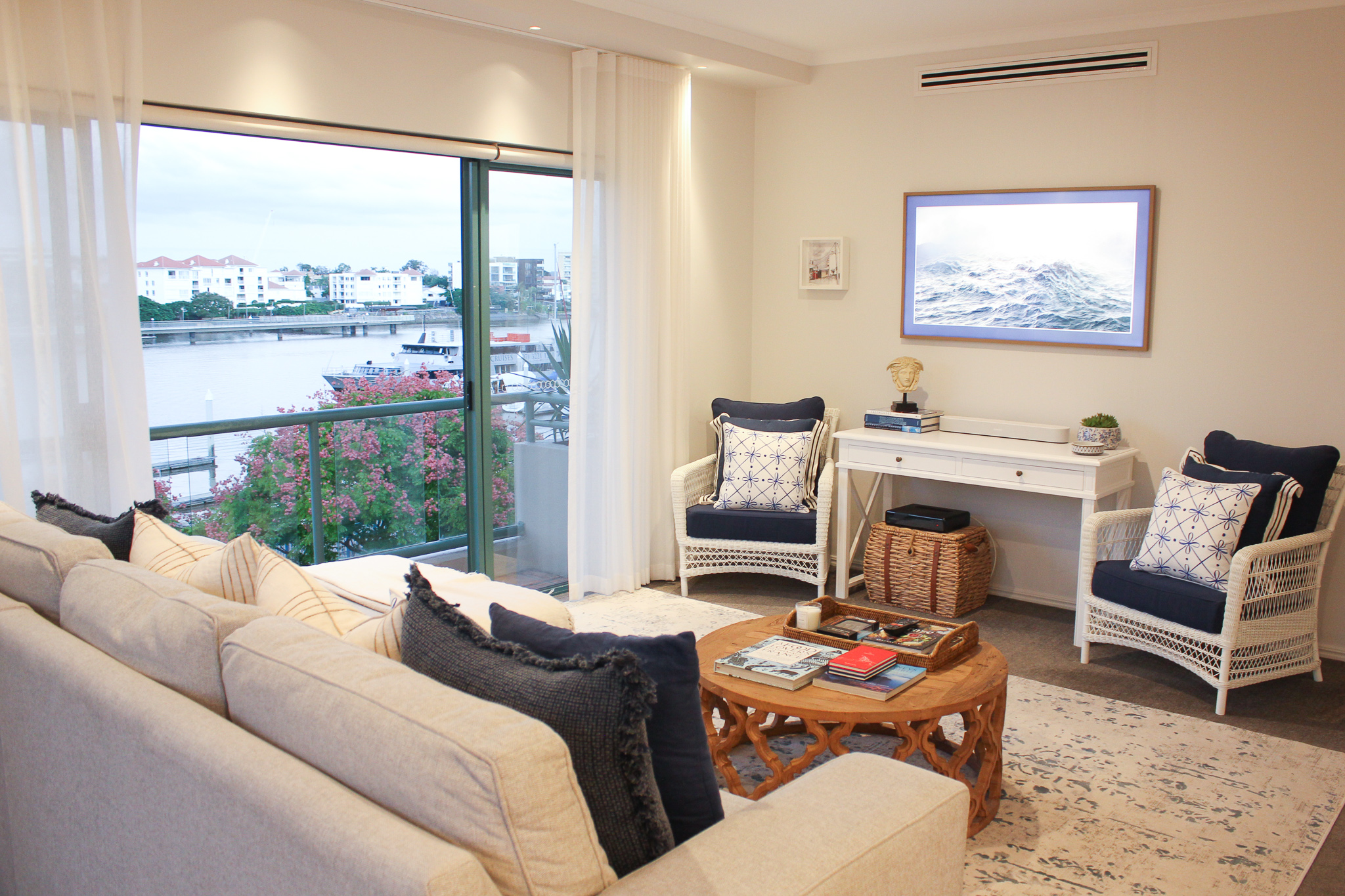 Stunning Hamptons Styled Two Bedroom Unit on River with Parking and Free Wifi